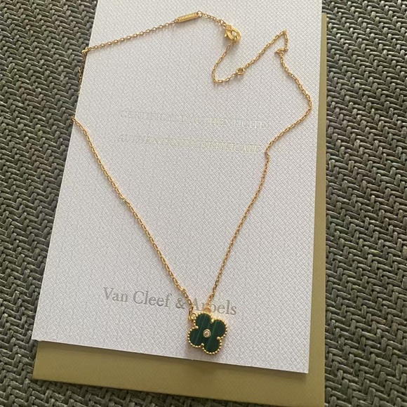 Van Cleef & Arpels Gold and Green Clover Necklace - Picture 4 of 5